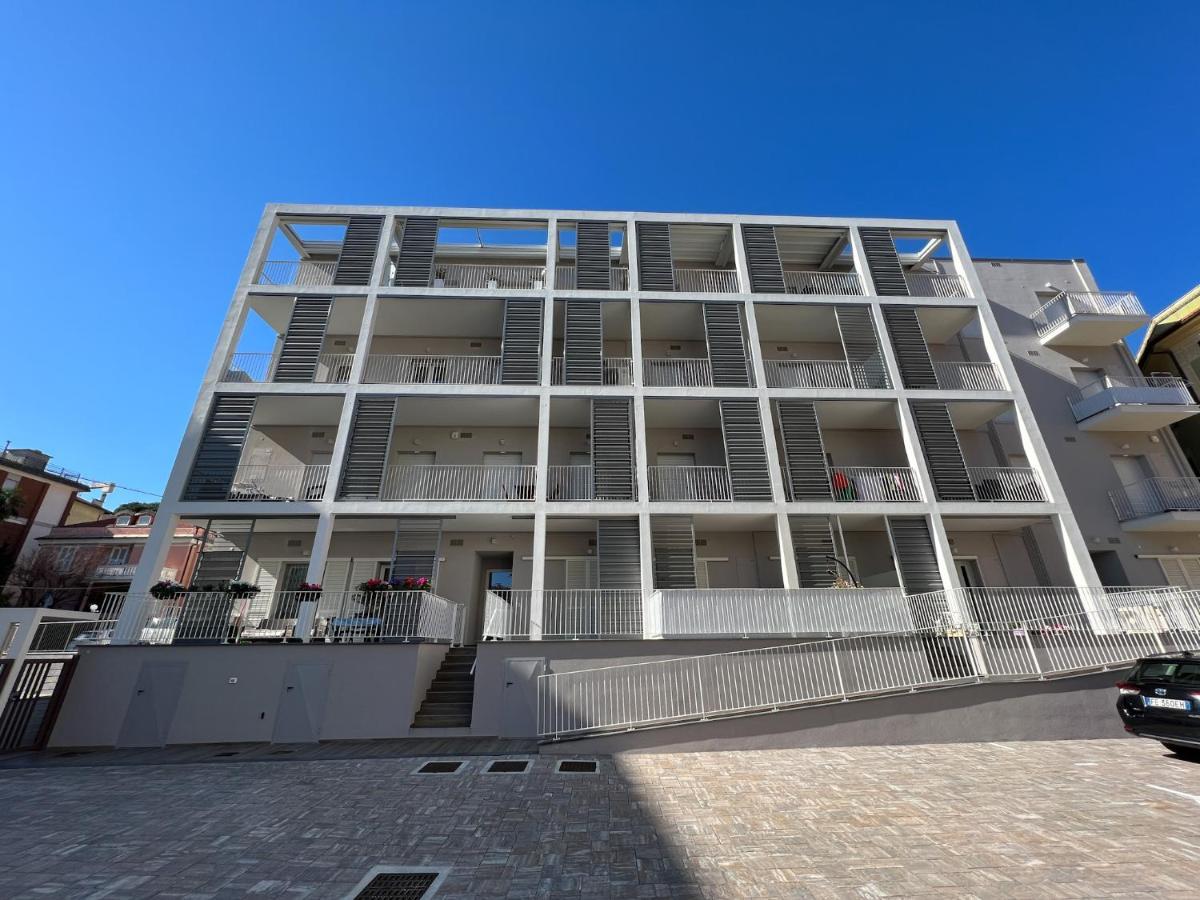 Apartamento Nuovo Bilocale In Centro Con Terrazzo E Posto Auto Varazze Exterior foto